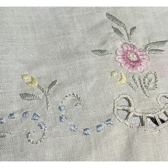 2 Vintage Linens Placemats Embroidered Cutwork Floral Italian Romantic Cottage - Picture 4 of 7